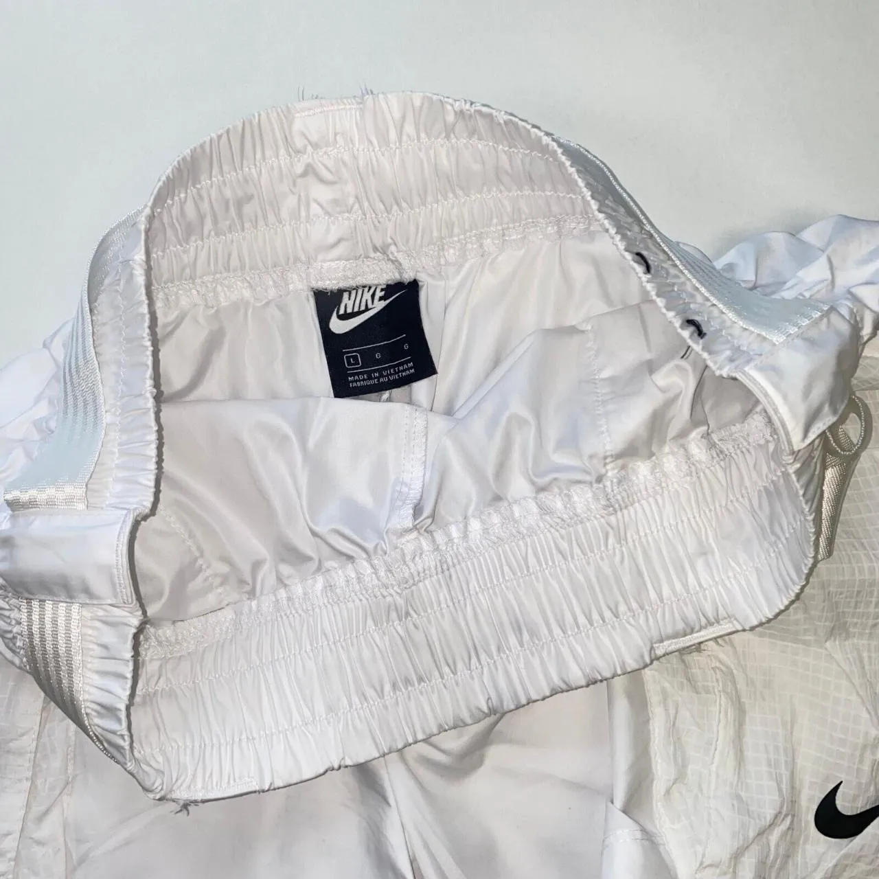 Preowned Nike Woven Swoosh Shorts Womens Size L White Summer Field Utility y2k Style.